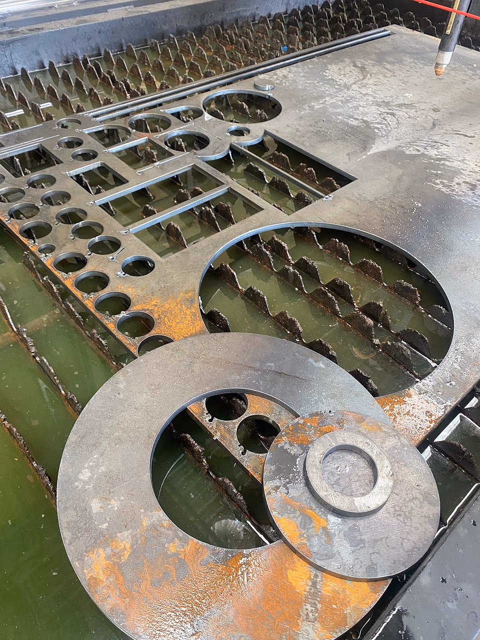 Dobra de chapa em máquina CNC