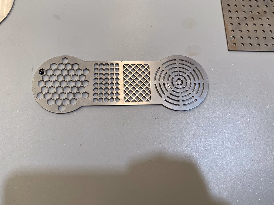 Máquina de corte industrial em operação