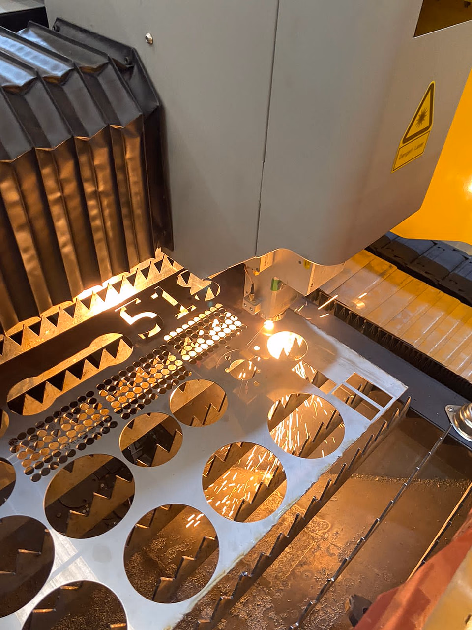 Operador realizando corte de chapa metálica