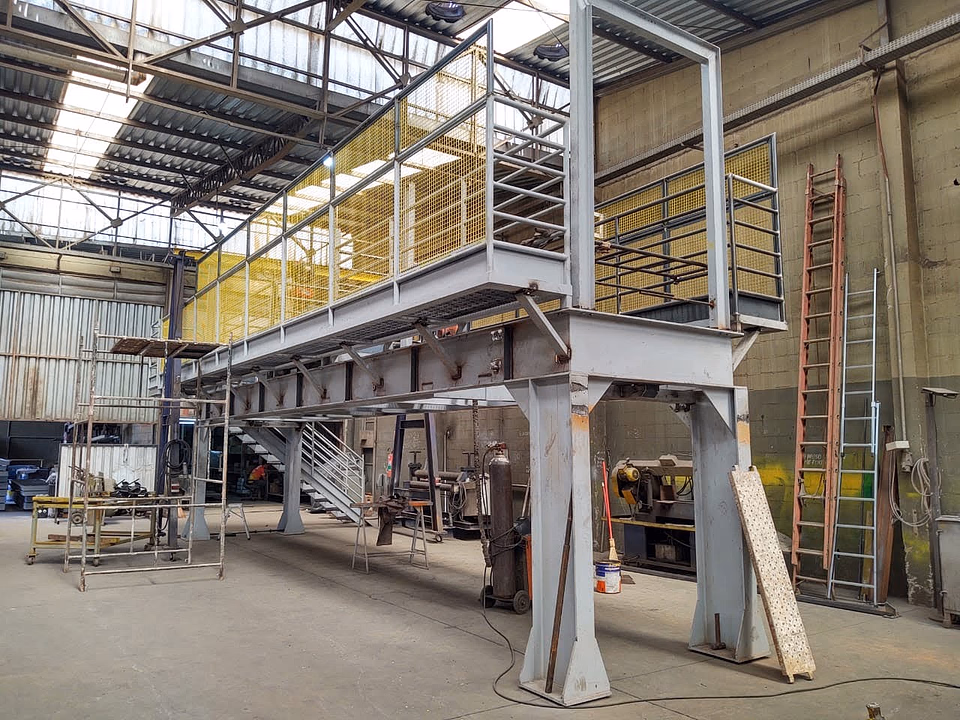 Estrutura metálica em ambiente de fábrica