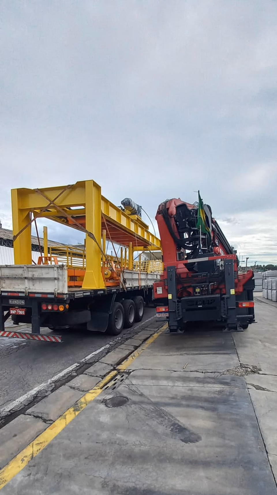 Detalhe de soldagem e acabamento em estrutura metálica