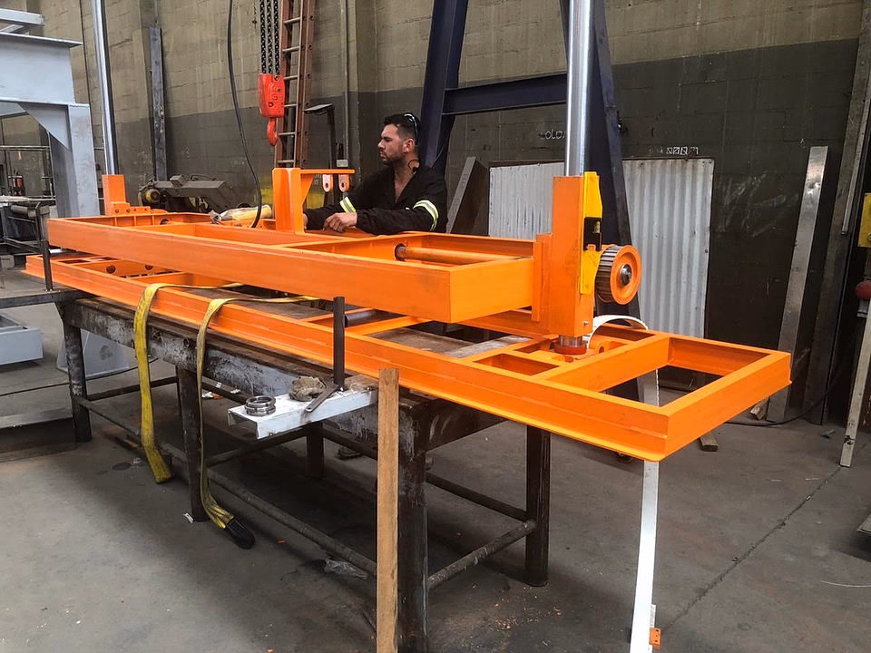 Equipamento industrial em fase de fabricação