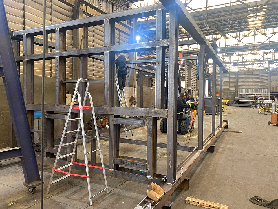 Processo de fabricação e montagem de peças metálicas