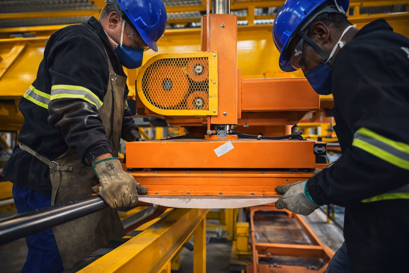 Caldeiraria e fabricação sob medida — equipe VETEL em operação