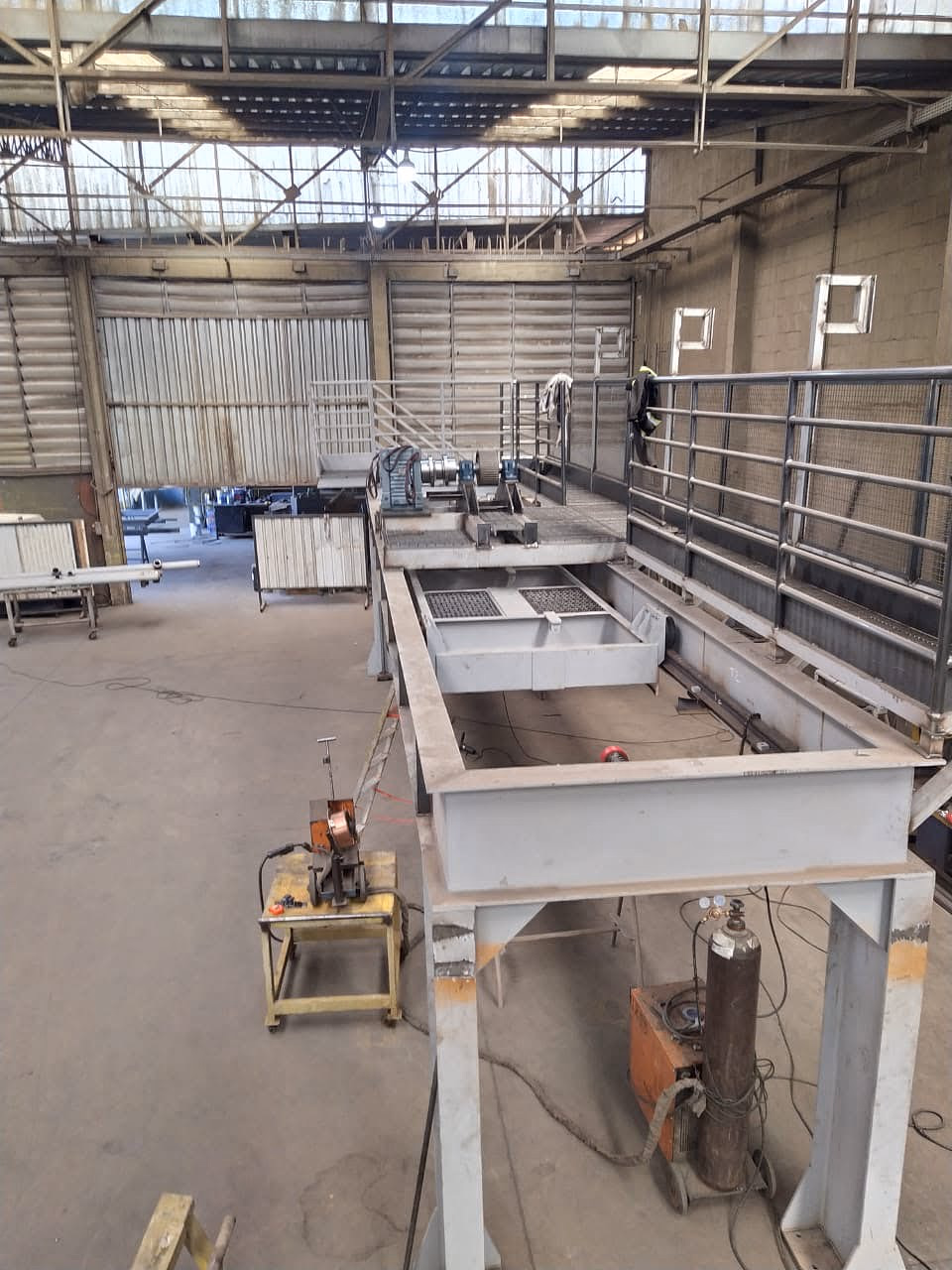 Montagem de estrutura na área de fabricação