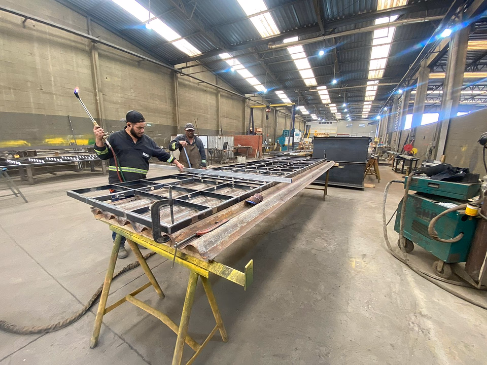 Obra industrial com estruturas metálicas fabricadas