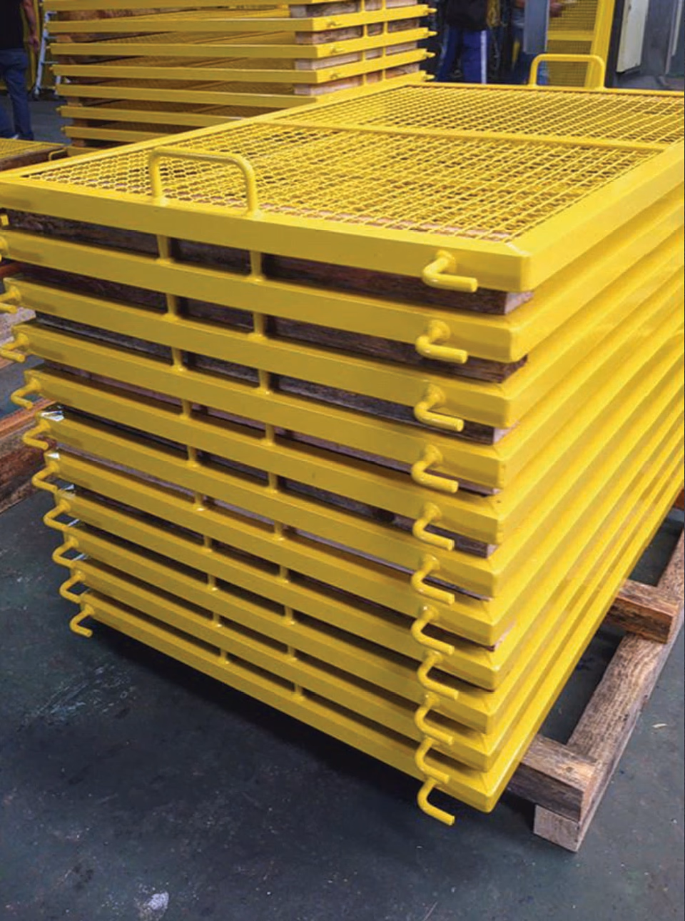 Escada industrial com grades normatizadas