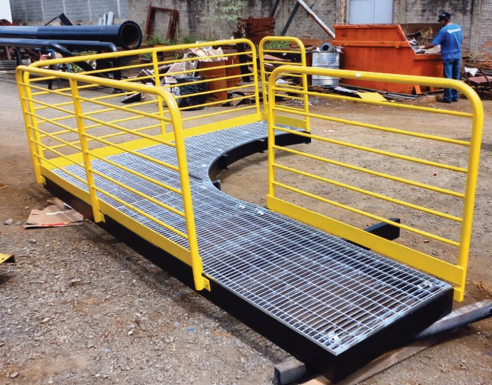 Grade estrutural em plataforma industrial
