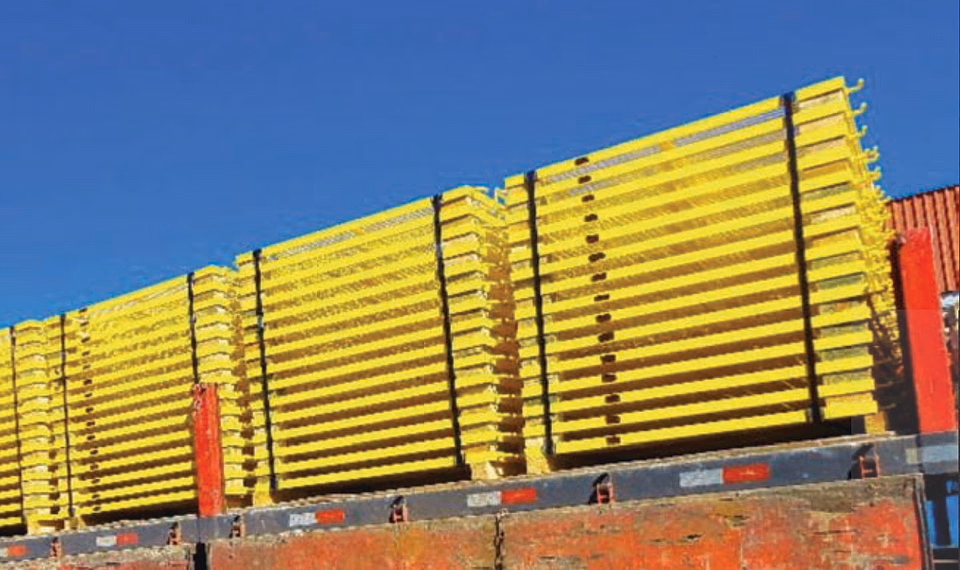 Grade estrutural instalada em passarela industrial