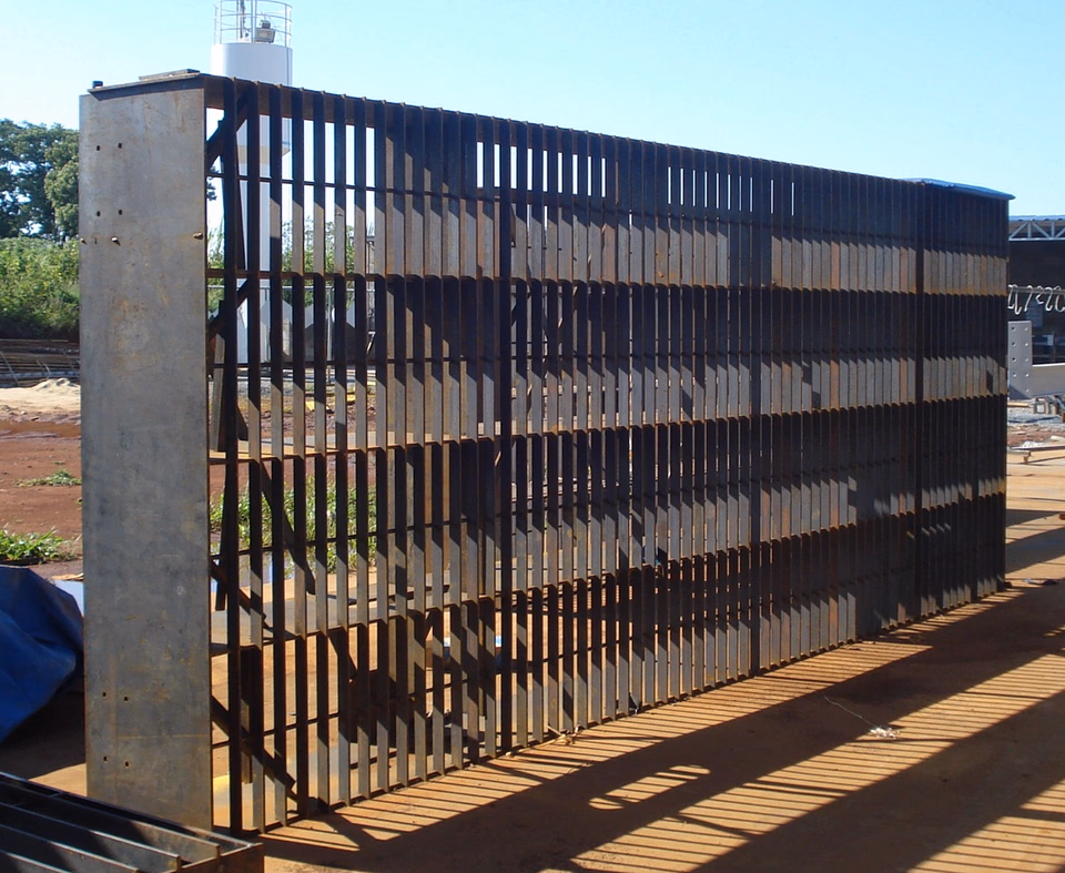 Grade de piso industrial instalada