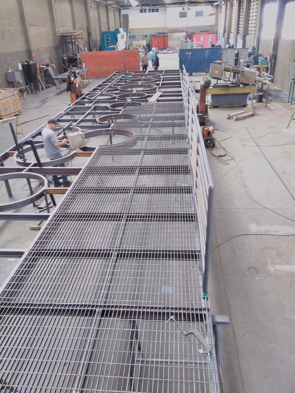 Passarela industrial com grades de piso