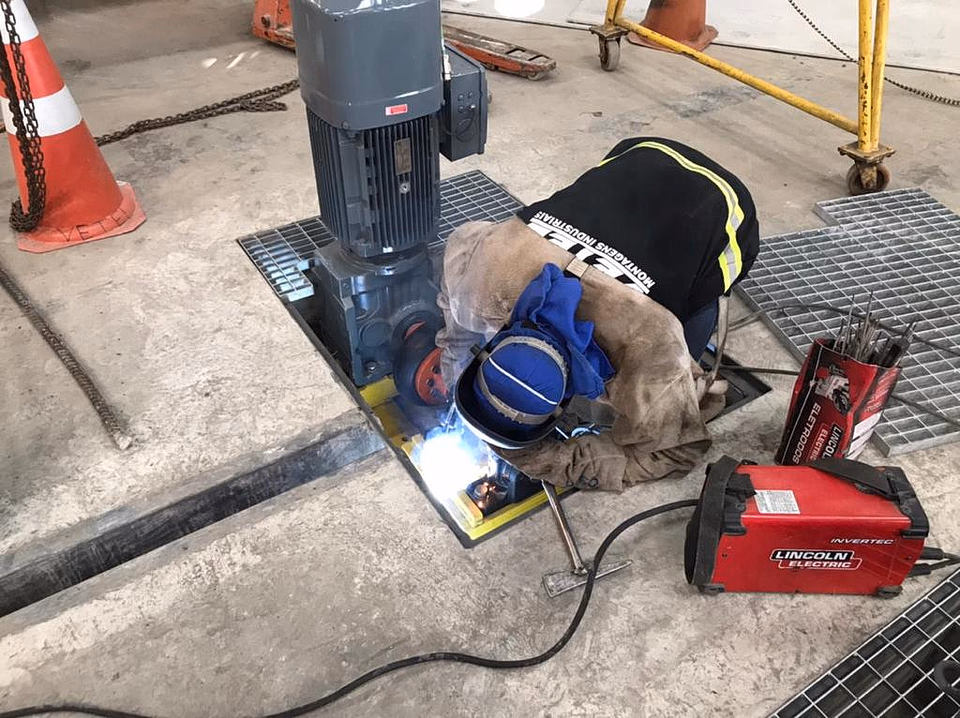 Equipe VETEL em operação de montagem estrutural