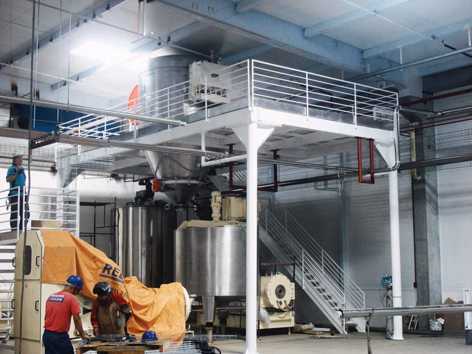 Estrutura industrial metálica montada em campo