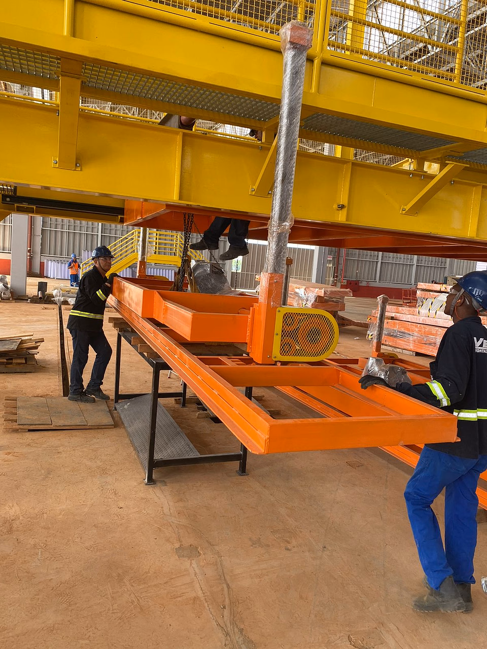 Instalação de estrutura metálica em planta industrial