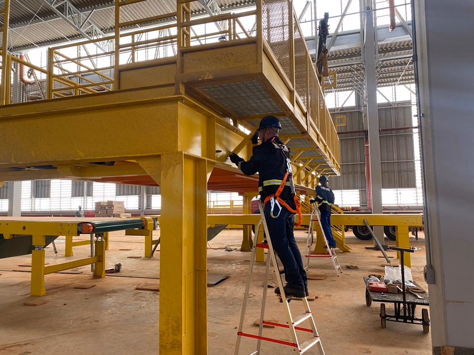 Montagem de componentes industriais em campo