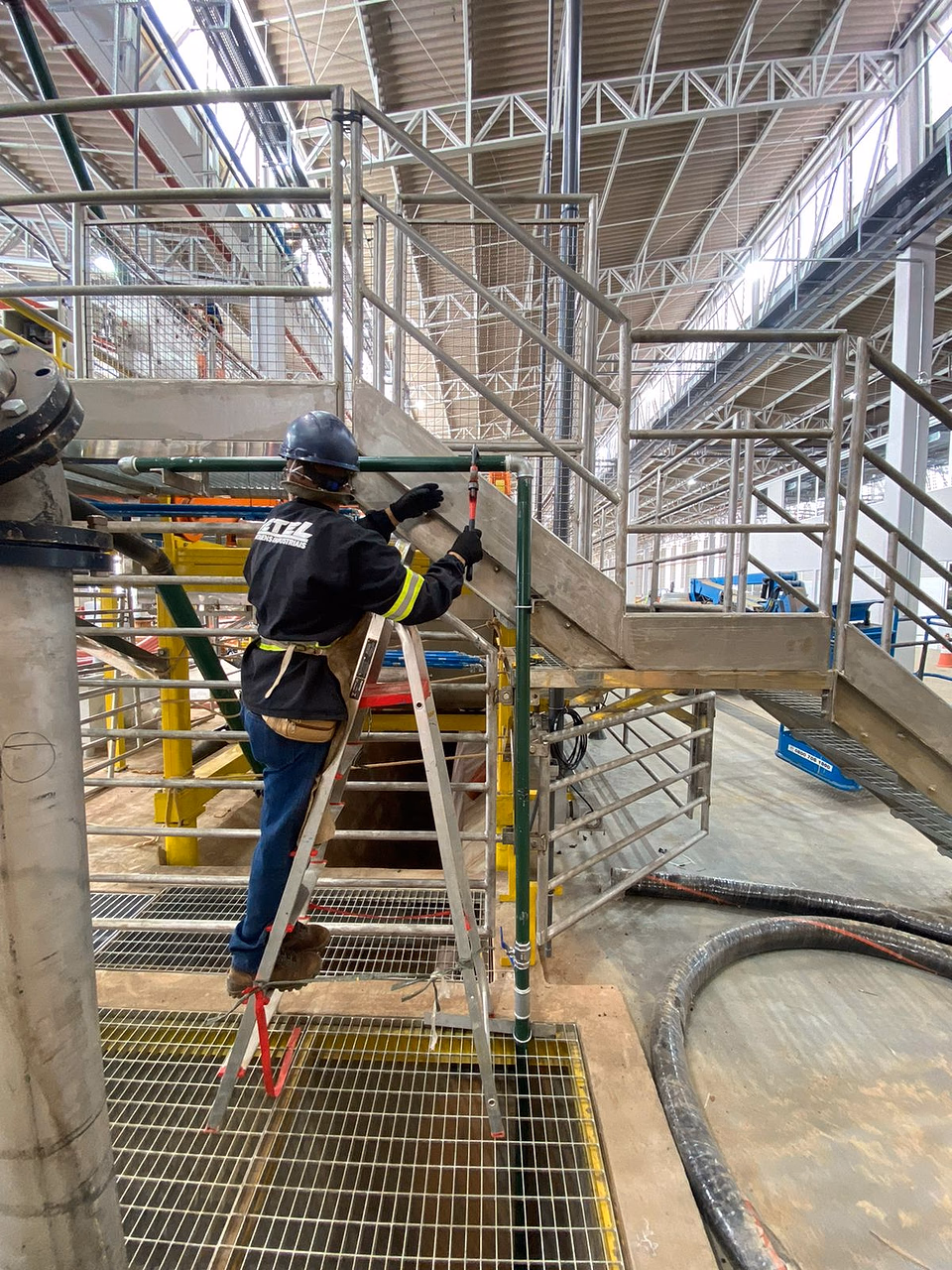 Montagem de estrutura em área industrial externa