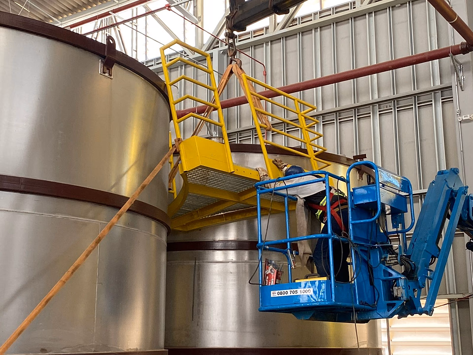 Montagem industrial com içamento de estrutura metálica