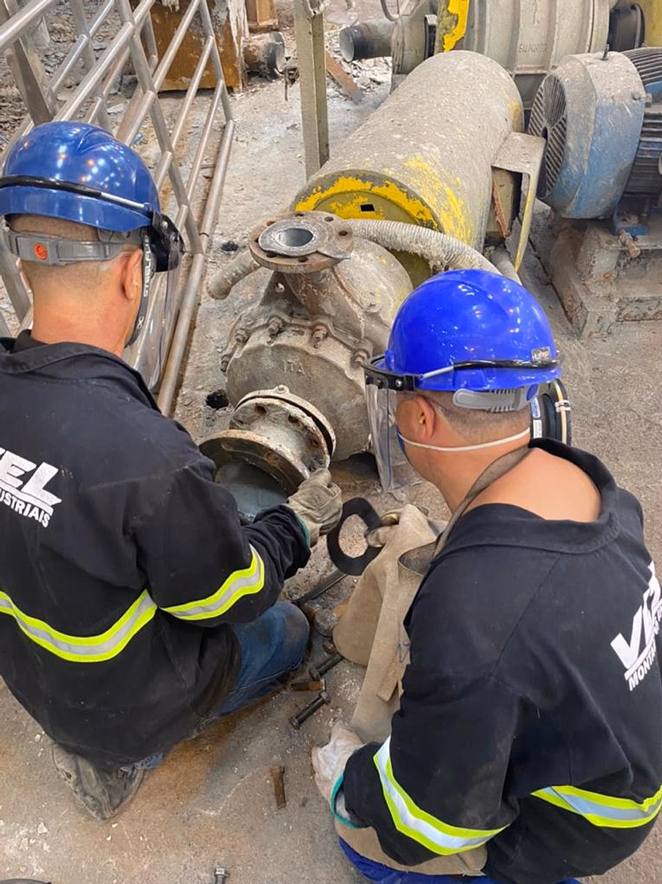 Montagem de estrutura metálica em campo com equipamento