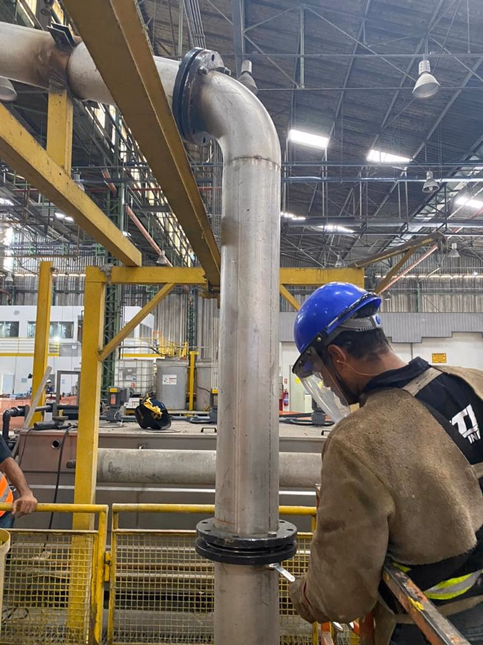 Vista de montagem em campo com estrutura finalizada