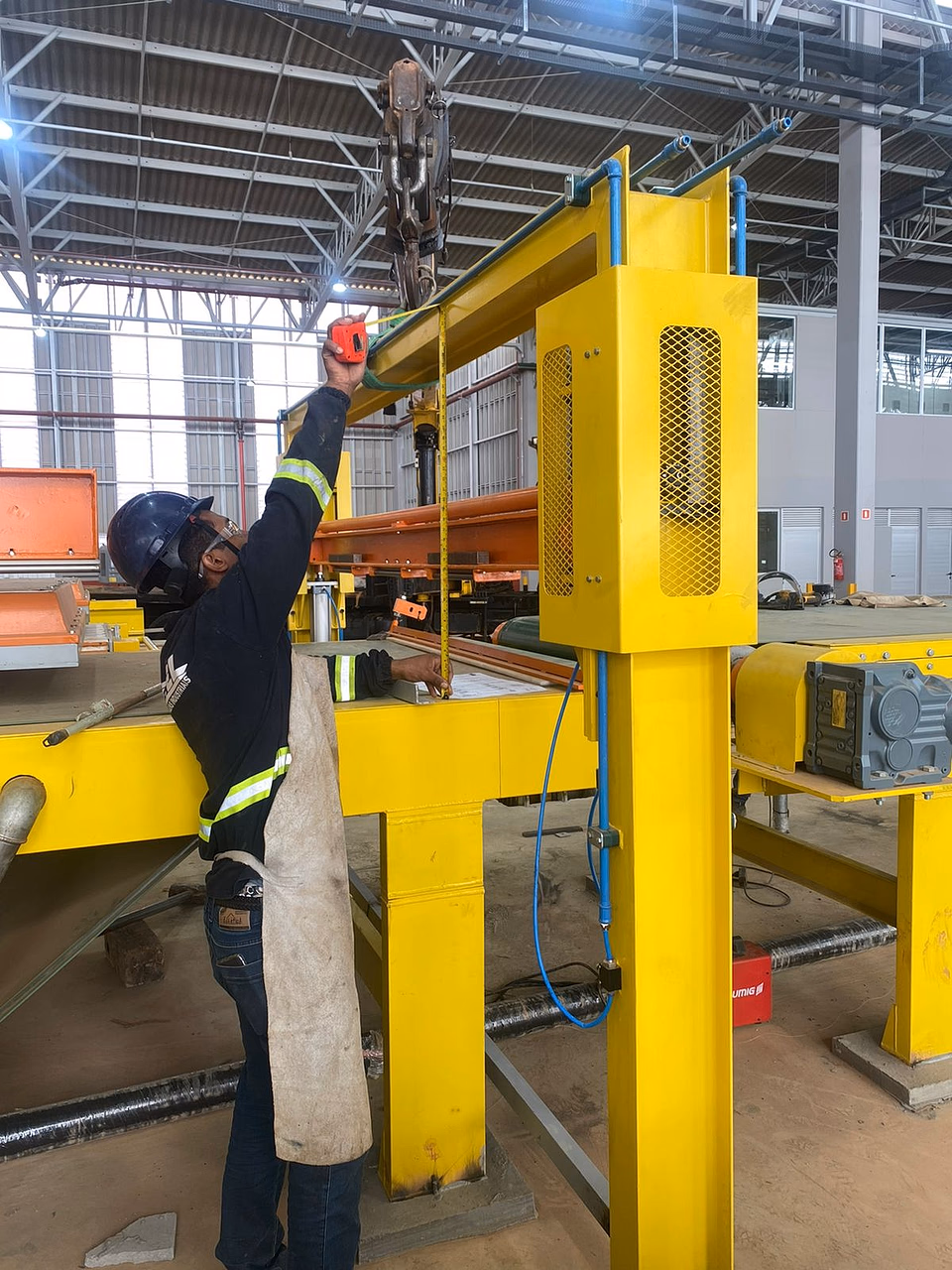 Estrutura metálica sendo montada em planta industrial
