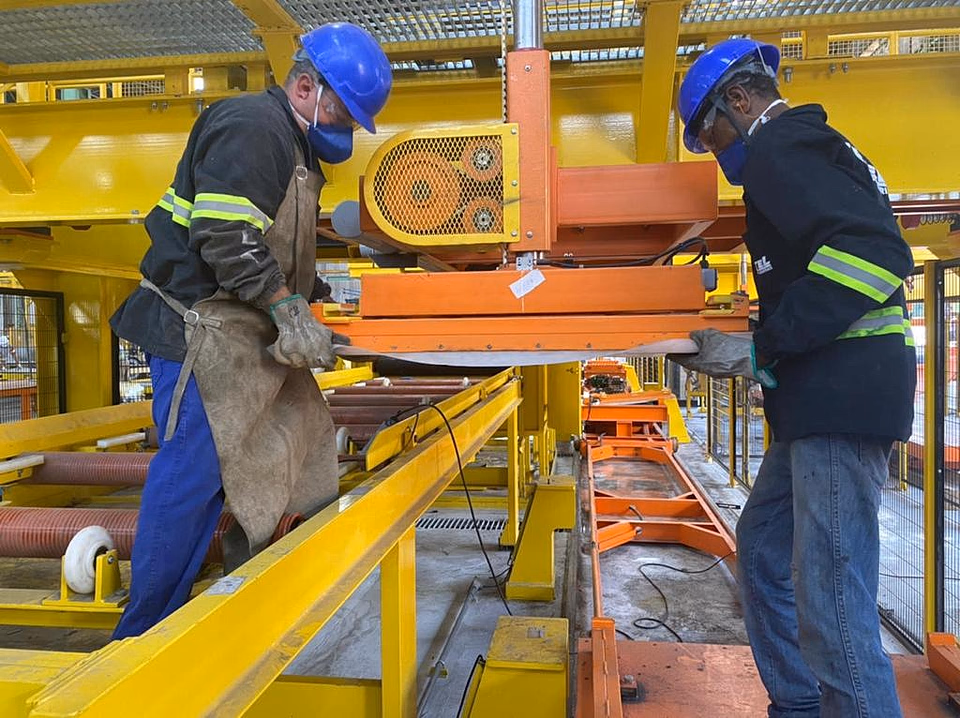 Processo de montagem industrial com equipe especializada