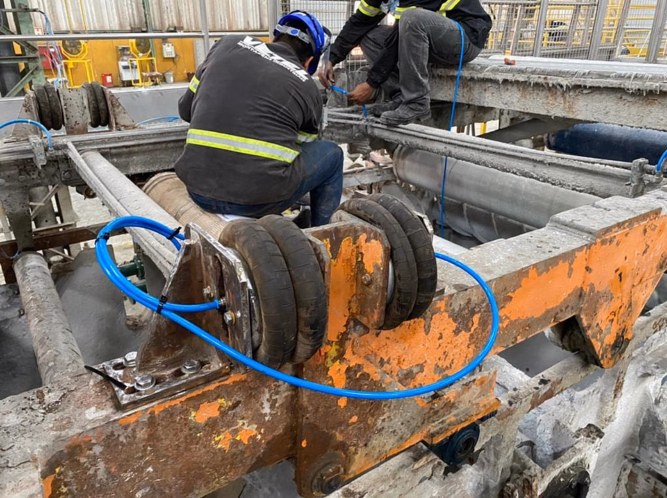 Detalhe técnico de montagem industrial em aço