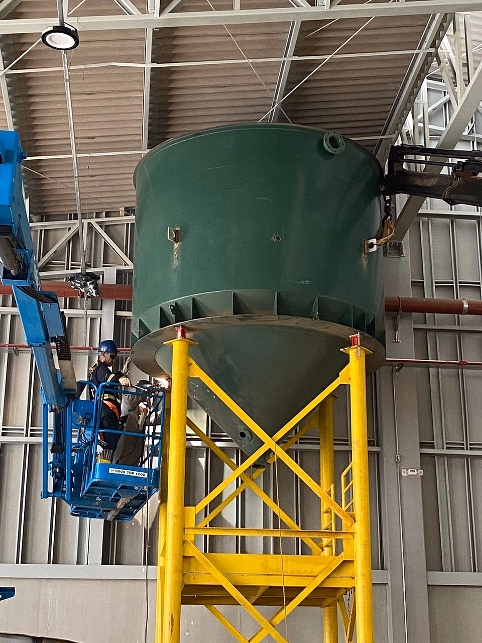 Operação de montagem em obra industrial de grande porte