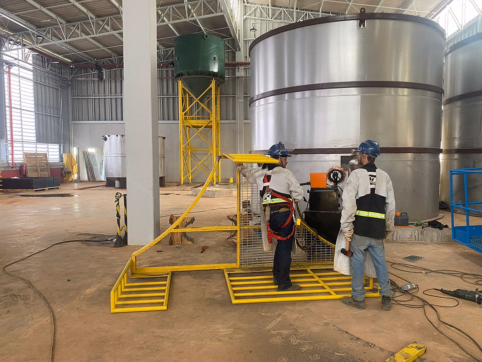 Equipe VETEL durante montagem de estrutura em obra